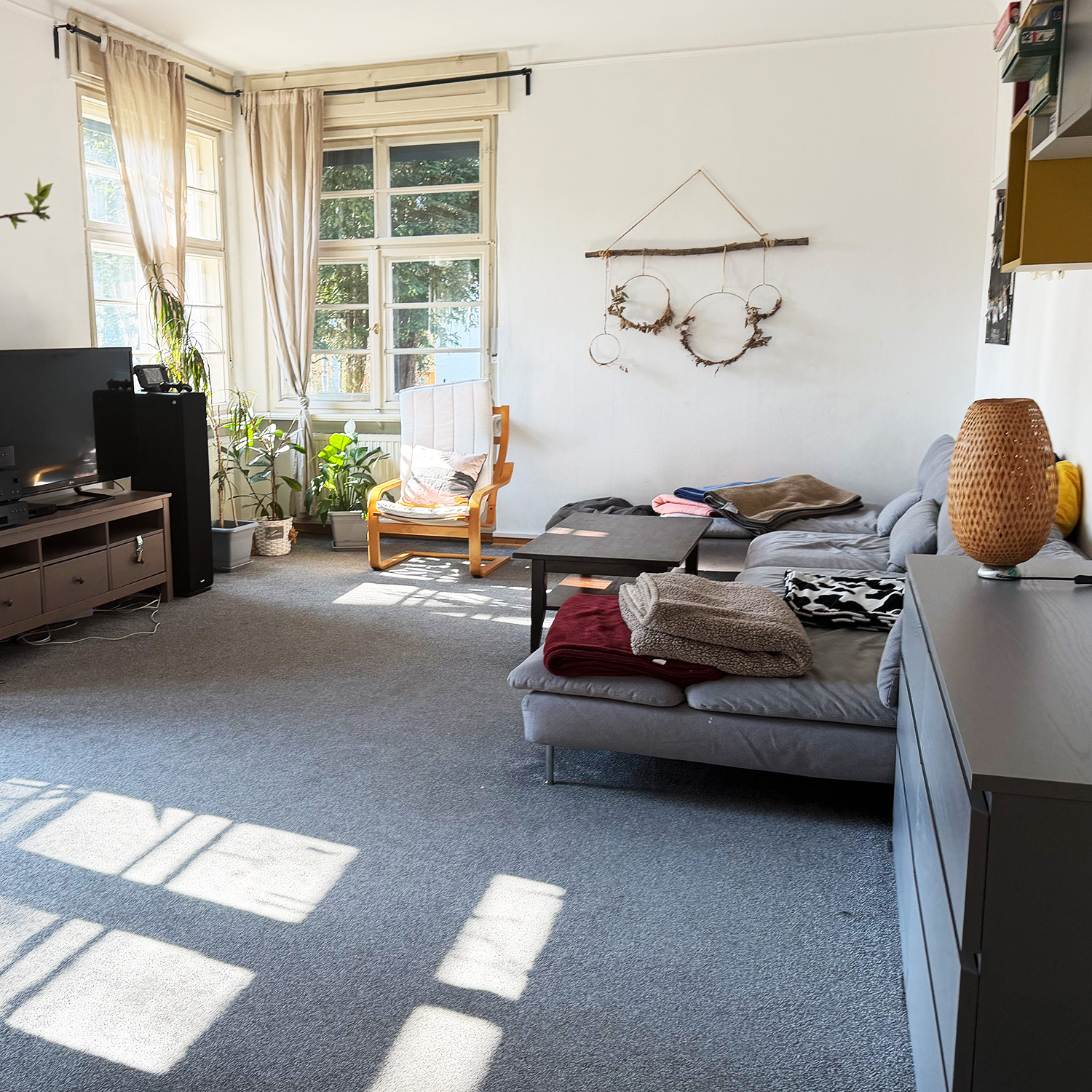 Freundlicher Wohnbereich mit Schrankwand und Couch