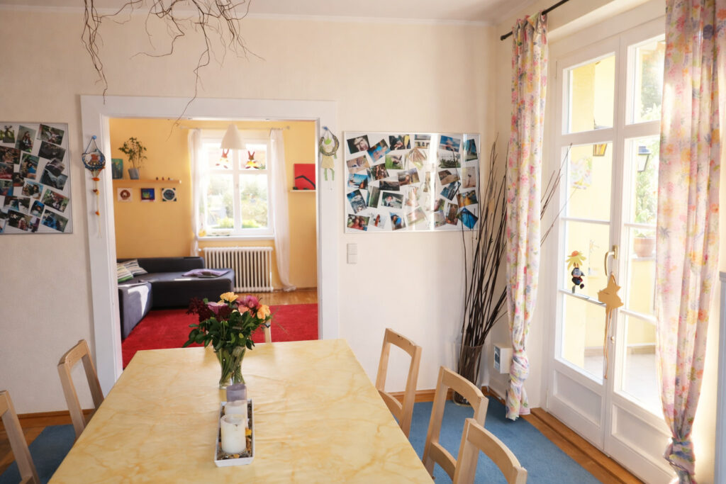 Freundlicher Wohnbereich mit Tisch und Stühlen