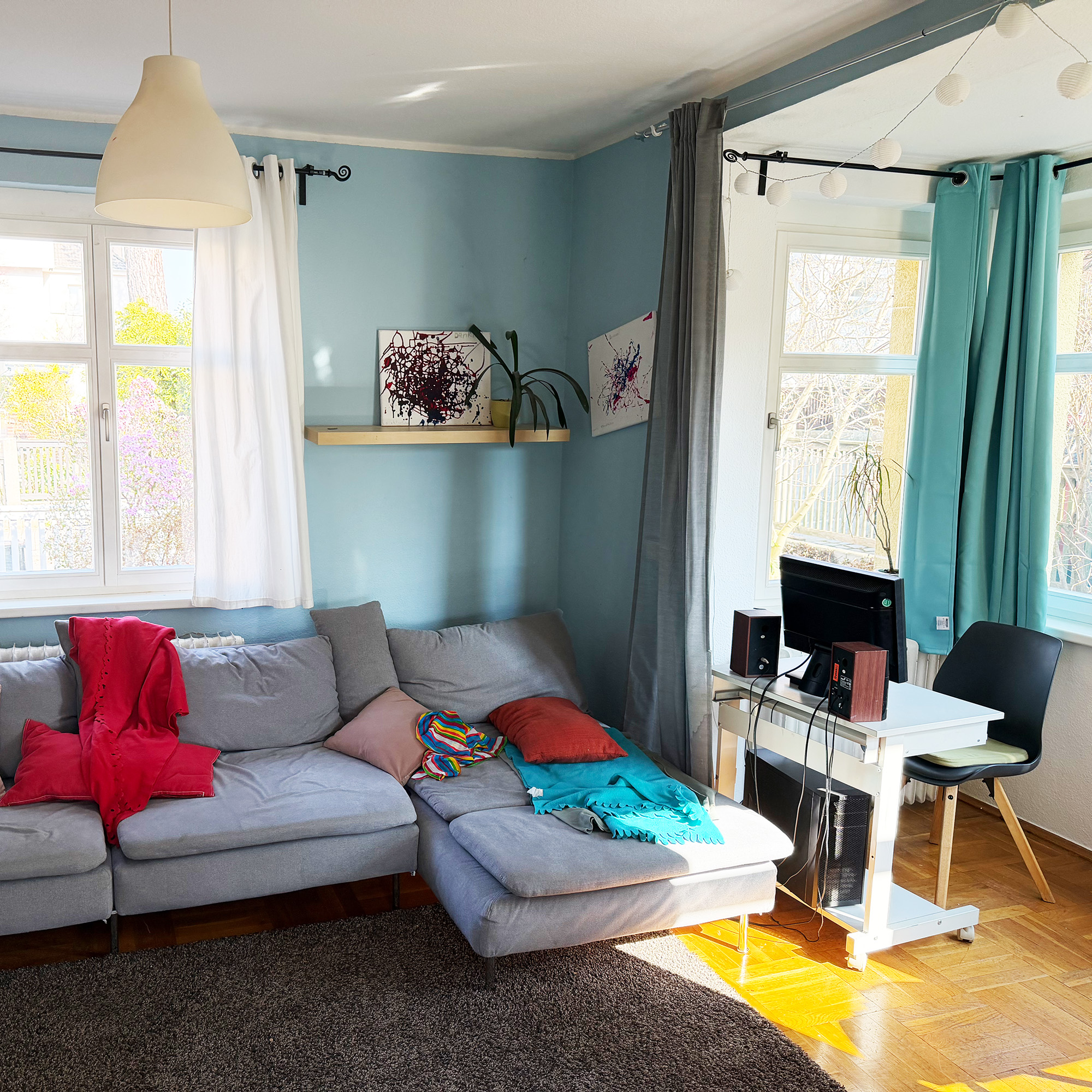 Freundlicher Wohnbereich mit Sitzecke und Computerarbeitsplatz