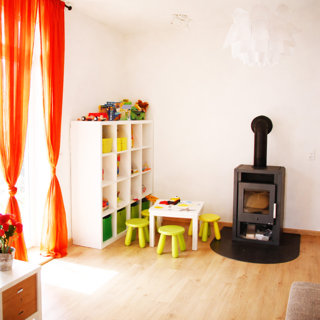 Heller Wohnraum mit Spielecke und Kamin 