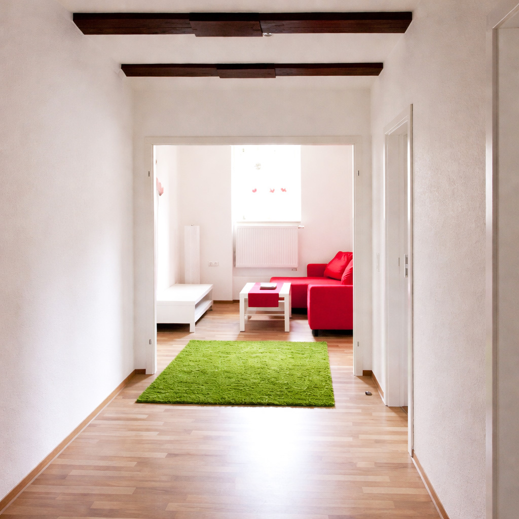 Freundlicher Wohnbereich mit Sitzecke und Tisch